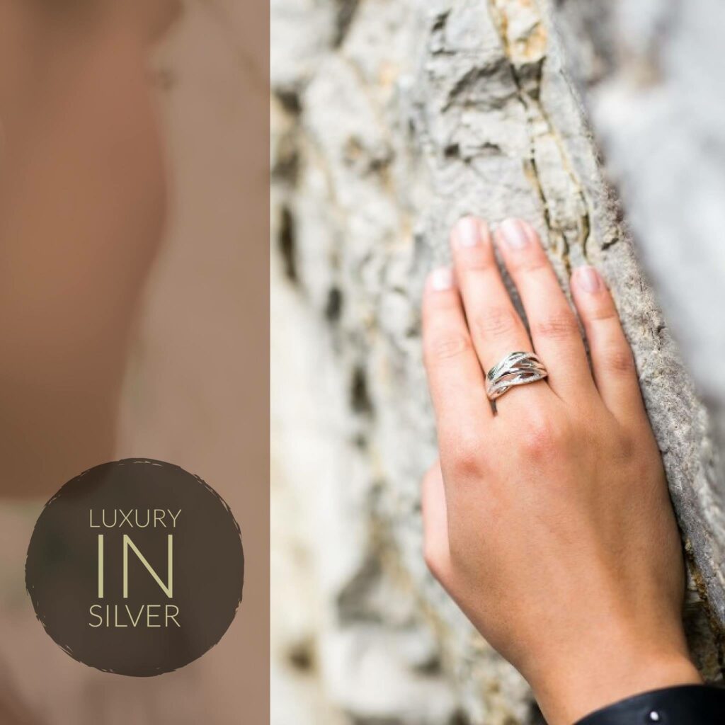 Fotos einer Frauenhand, die einen silvernen Ring trägt