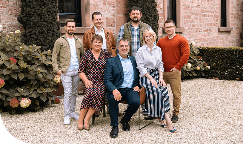 gesamtes Team steht in einer Gruppe im Hof