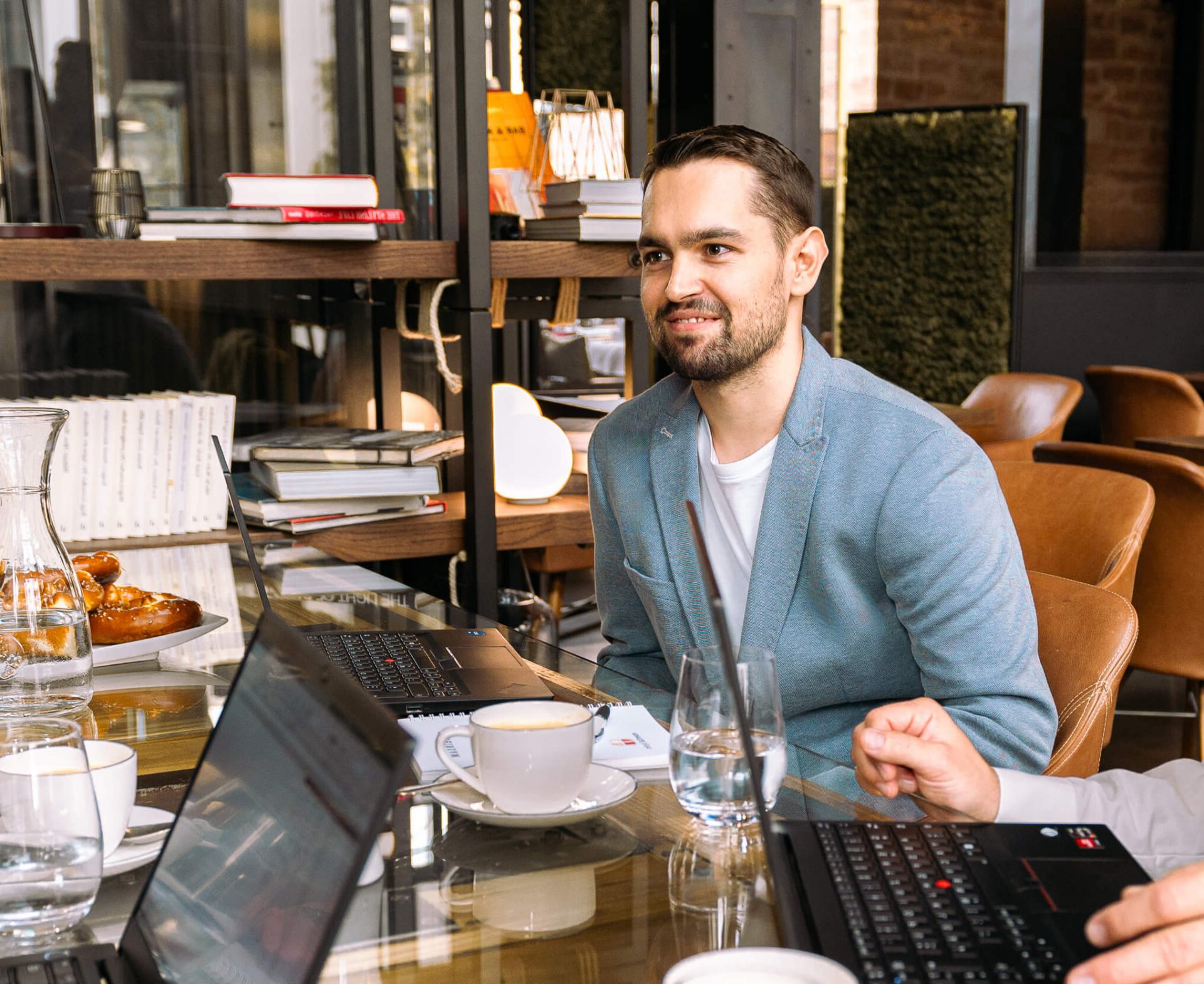 Junger Mann, am Tisch, in Besprechung